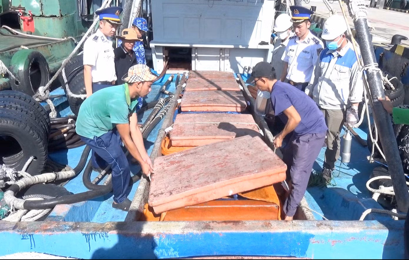 Lực lượng chức năng thực hiện kiểm tra hàng hóa trên tàu. Ảnh: Cơ quan chức năng cung cấp