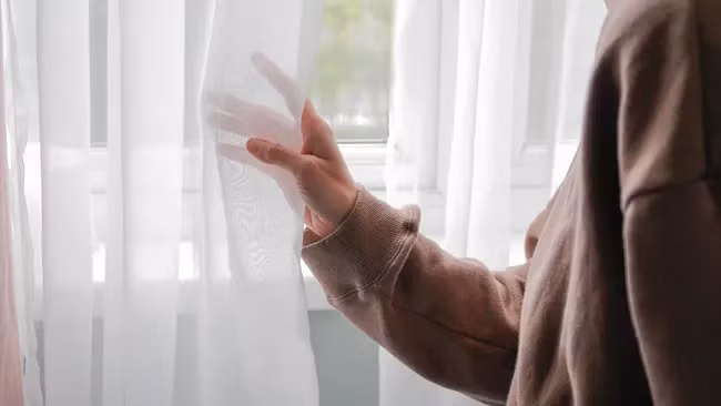 Vải tơ lụa có thể được sử dụng để ngăn chặn những âm thanh không mong muốn ở nhà, văn phòng làm việc. (Ảnh: Kinga Krzeminska)
