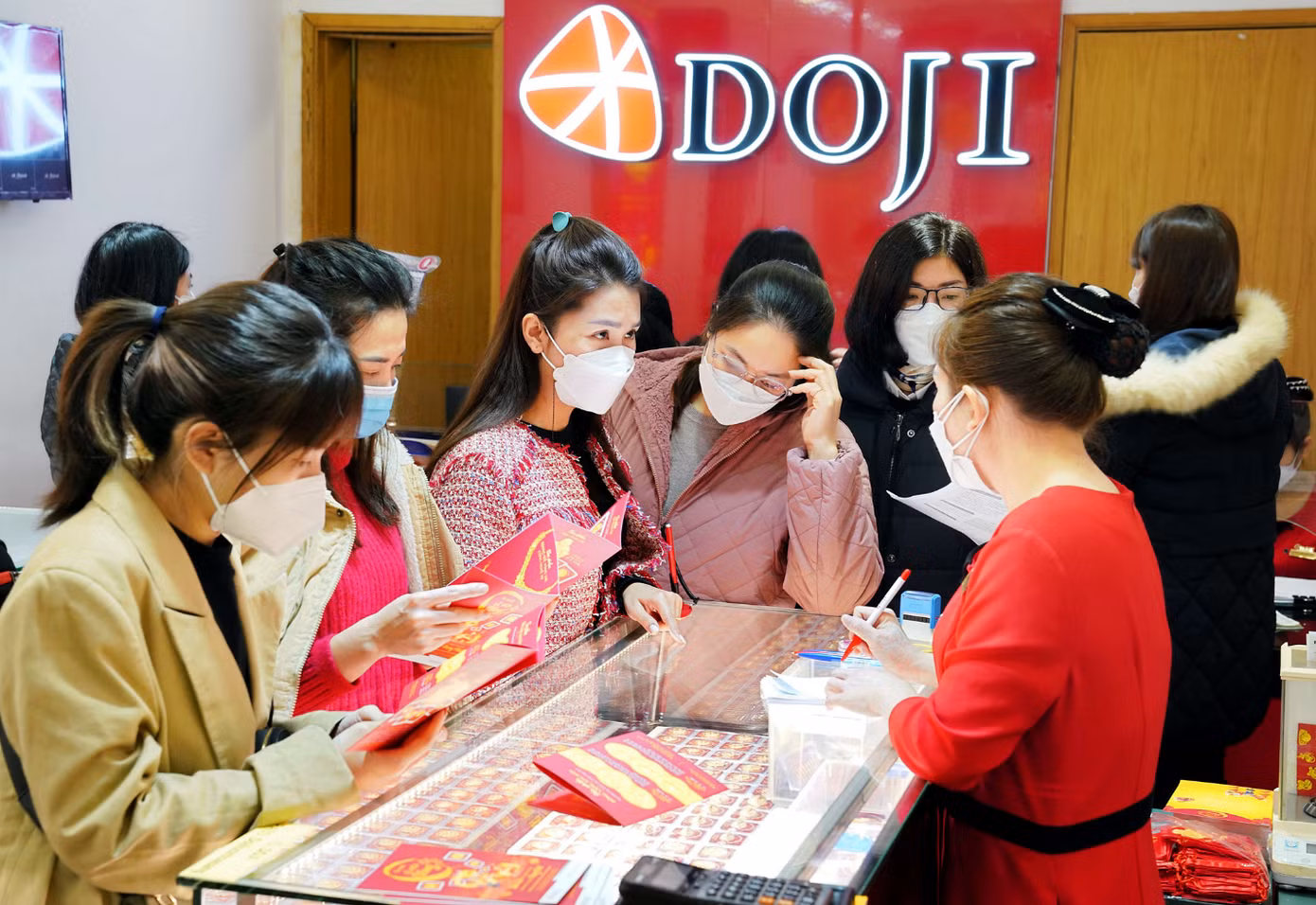Việc giao dịch tại các cửa hàng của DOJI diễn ra nhanh chóng, nên không có tình trạng xếp hàng, ùn ứ khách.