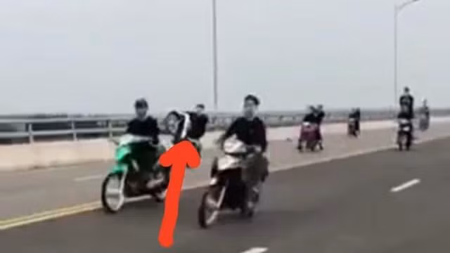 Thanh niên đầu trần, bốc đầu xe trên cầu