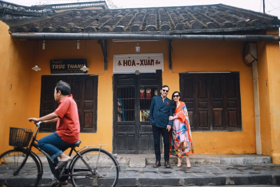 Hội An thu hút nhiều cặp đôi du lịch trong 1 năm qua. Ảnh: Anh Phan.