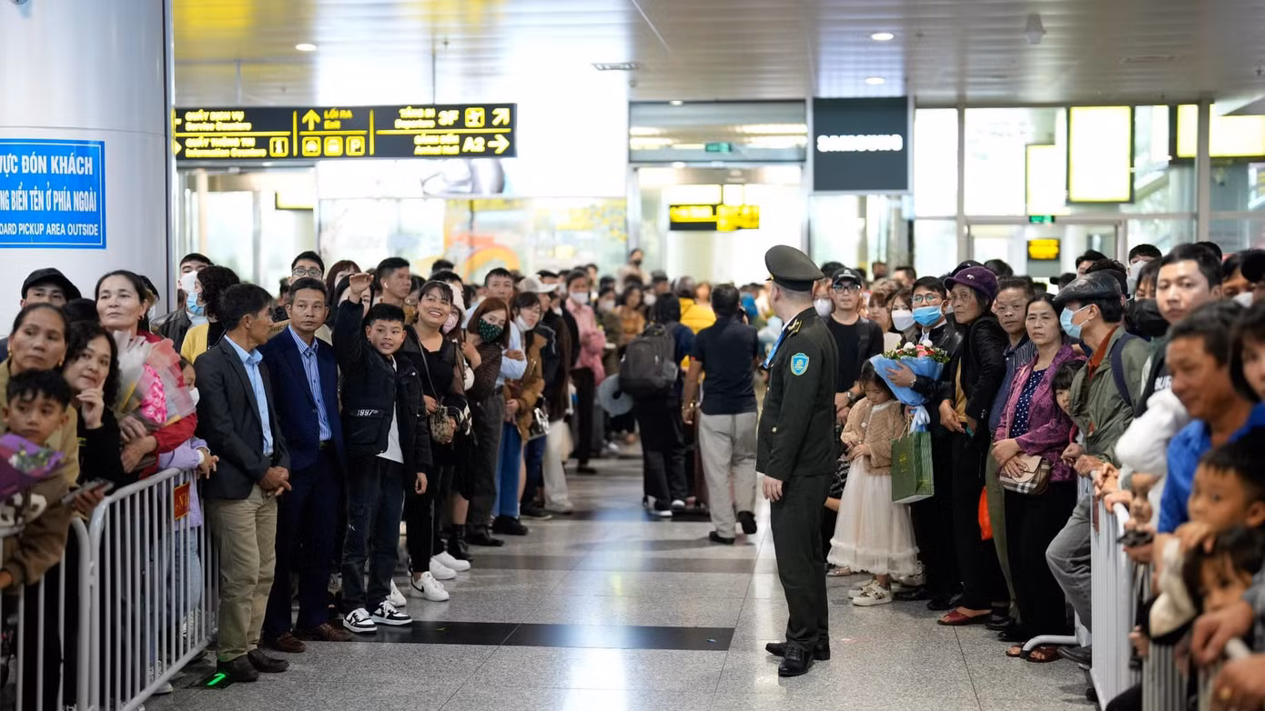 Cho đến hết ngày 16/2, sân bay Nội Bài vẫn tiếp tục áp dụng các biện pháp tăng cường an ninh cấp độ 1. Hoạt động này được ban điều hành phối hợp, tính toán kỹ lưỡng và triển khai chi tiết đến các đơn vị, bộ phận có liên quan. Do đó, dù có chuyến bay ở nhiều khung giờ, lượng khách tập trung đông nhưng công tác phục vụ hành khách vẫn bảo đảm chất lượng, đáp ứng nhu cầu đi lại. Ảnh: NIA.