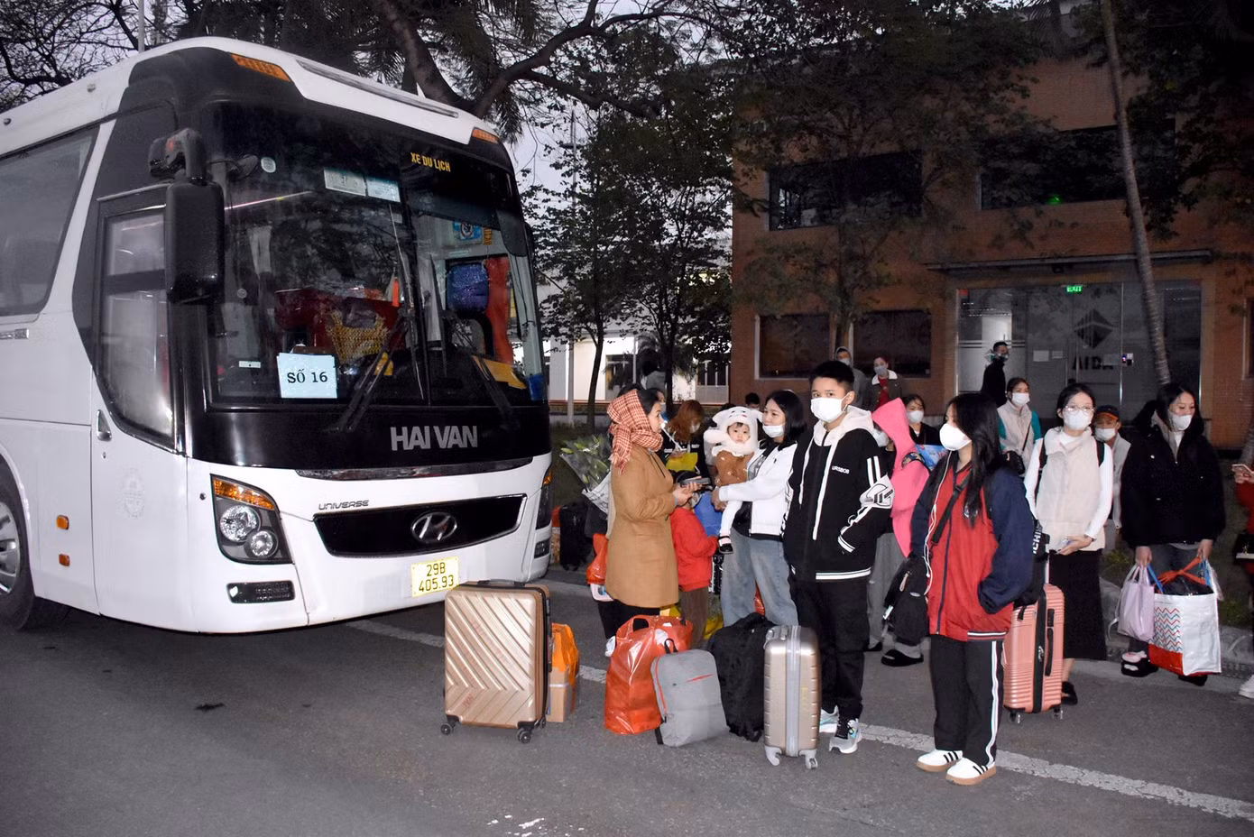 Theo Chủ tịch Liên đoàn Lao động (LĐLĐ) thành phố Hà Nội Phạm Quang Thanh, đây là năm thứ 16 liên tiếp, các cấp Công đoàn thành phố tổ chức hoạt động đưa công nhân, lao động có hoàn cảnh khó khăn về quê đón Tết, tạo hiệu ứng tích cực, vận động, kêu gọi các doanh nghiệp cùng chung tay cùng tổ chức Công đoàn chăm lo cho đoàn viên, người lao động. Ảnh: PV.
