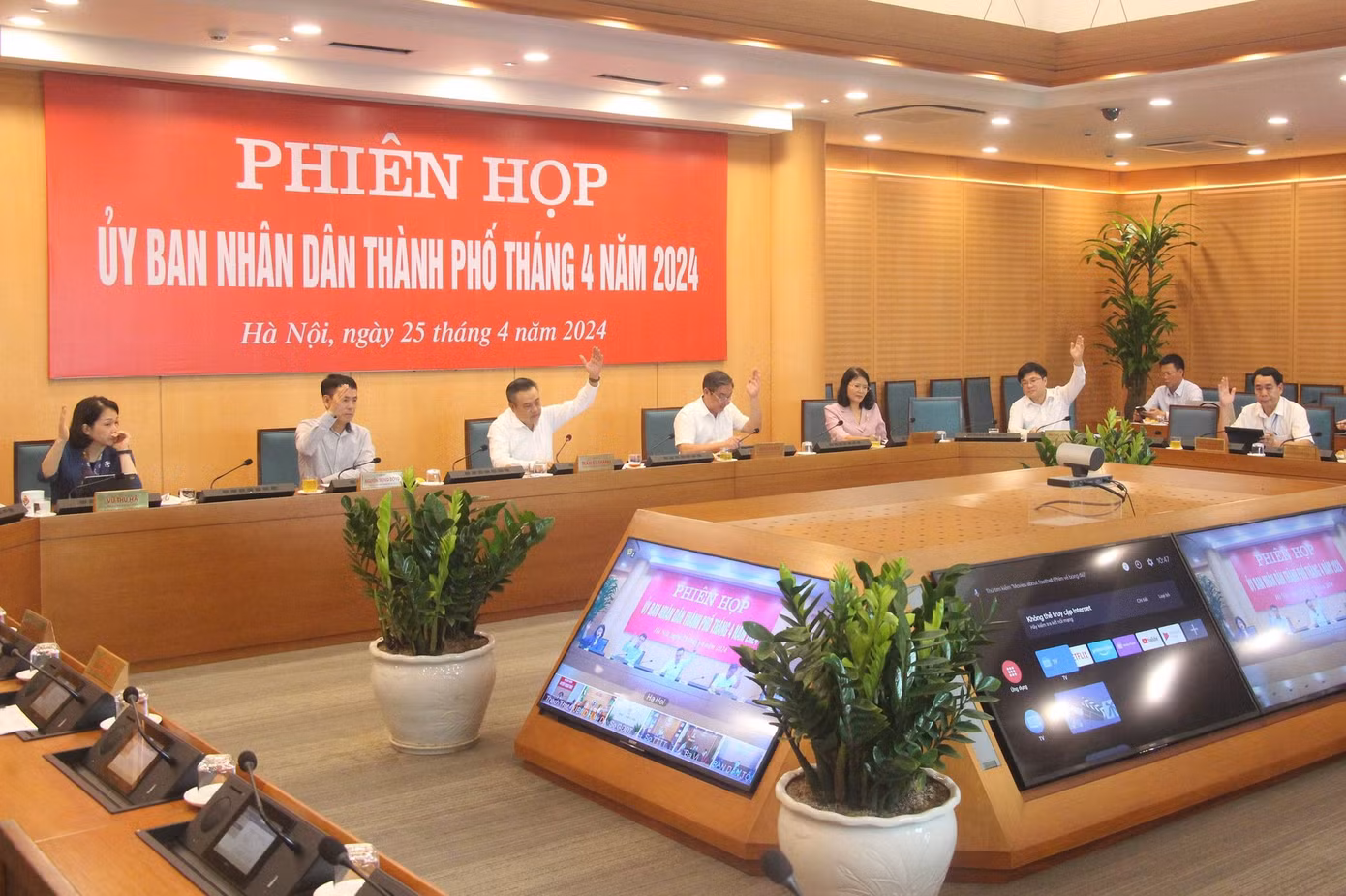 Phiên họp biểu quyết thông qua đề án sắp xếp đơn vị hành chính cấp xã giai đoạn 2023-2025 của thành phố. Ảnh: PV.