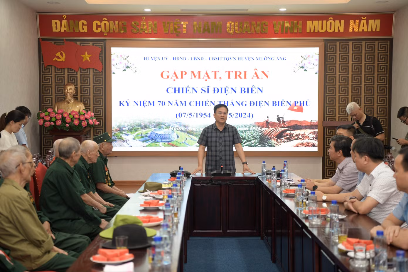 Bí thư Huyện uỷ Mường Ảng Nguyễn Tiến Đạt cũng gửi lời hỏi thăm sức khoẻ, động viên tinh thần của Bí thư Tỉnh uỷ Điện Biên Trần Quốc Cường tới các cựu chiến binh. Ông Đạt thông tin, dịp này, các cơ quan, ban, ngành của T.Ư, tỉnh Điện Biên luôn dành sự tri ân sâu sắc tới những công lao của thế hệ các cựu chiến binh đã làm nên chiến thắng Điện Biên Phủ năm xưa; đồng thời xin hứa sẽ phát huy hết khả năng để đưa vùng đất Mường Ảng tiếp tục phát triển đi lên.