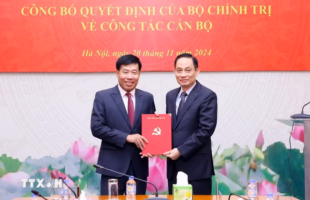 Trưởng ban Đối ngoại Trung ương Lê Hoài Trung trao quyết định của Bộ Chính trị cho ông Nguyễn Mạnh Cường. Ảnh: TTXVN.