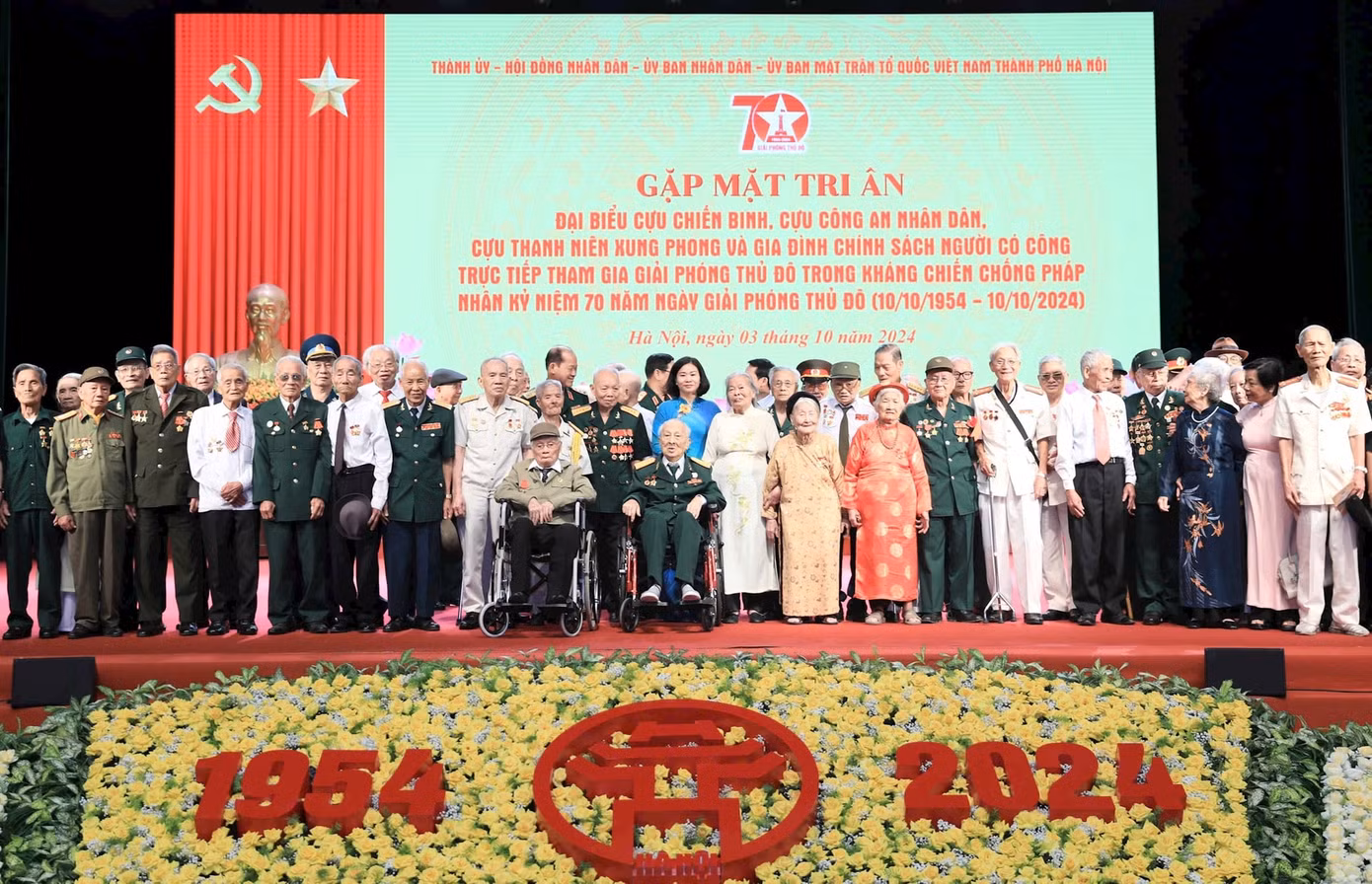 Lãnh đạo thành phố Hà Nội tri ân các lão thành cách mạng từng tham gia tiếp quản giải phóng Thủ đô. Ảnh: HNM.