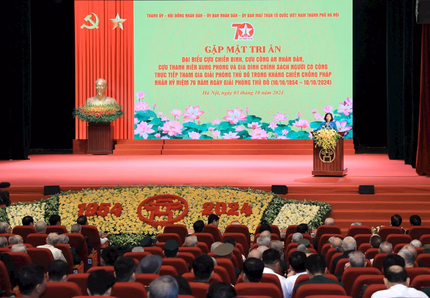 Phó Bí thư Thường trực Thành ủy Hà Nội Nguyễn Thị Tuyến phát biểu tại buổi lễ. Ảnh: HNM.