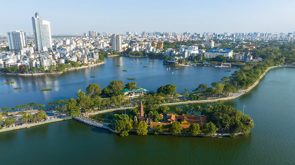 Hà Nội vừa gìn giữ, bảo tồn, phát huy các giá trị văn hoá nghìn năm lịch sử, vừa đột phá phát triển để vươn lên trở thành đô thị văn minh, hiện đại. Ảnh: Như Ý.