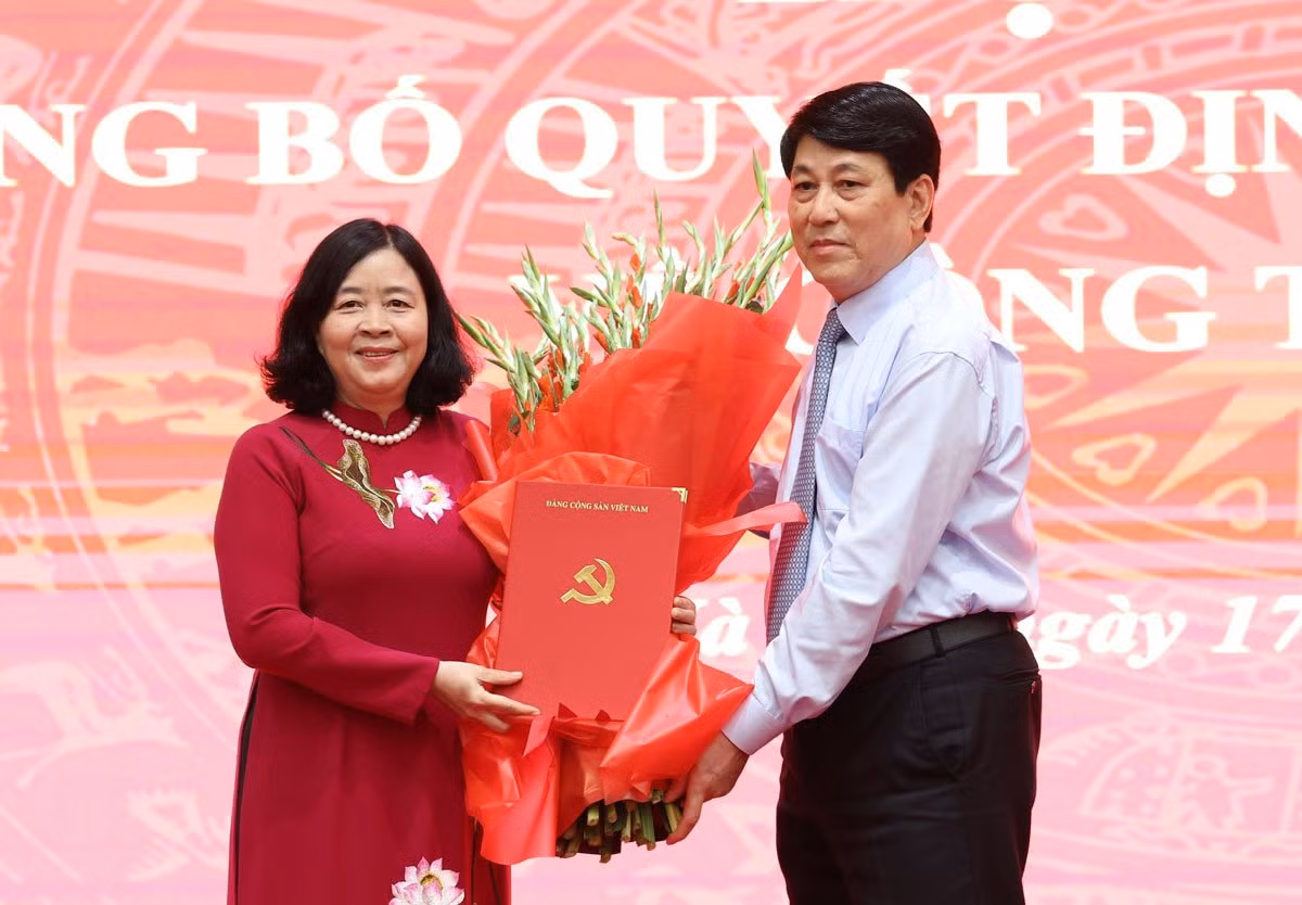 Thường trực Ban Bí thư Lương Cường trao quyết định và tặng hoa chúc mừng tân Bí thư Thành uỷ Hà Nội Bùi Thị Minh Hoài. Ảnh: PV.