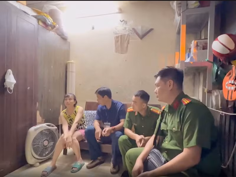 Chủ tịch UBND phường Thành Công Ngô Ngọc Lâm và Công an phường vận động người dân nhà G6A di chuyển. Ảnh: UBND phường Thành Công