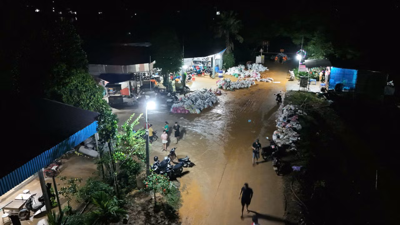 Ngay khu vực xảy ra sự cố vỡ đê, lực lượng chức năng túc trực, canh giữ, theo dõi kỹ những diễn biến liên quan. Ảnh: Hoàng Mạnh Thắng.