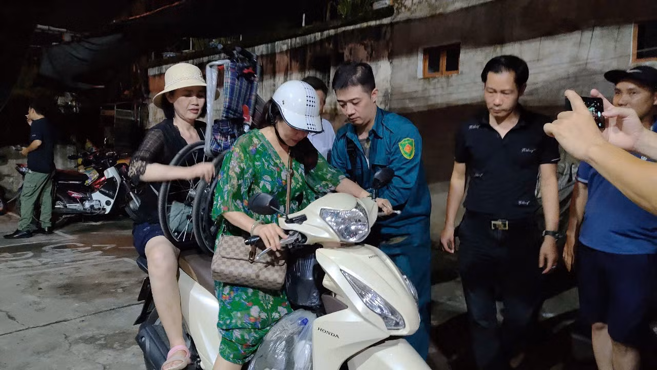Người dân di chuyển khỏi chung cư A7 Tân Mai (Hoàng Mai, Hà Nội) để đảm bảo an toàn. Ảnh: Trọng Tài.