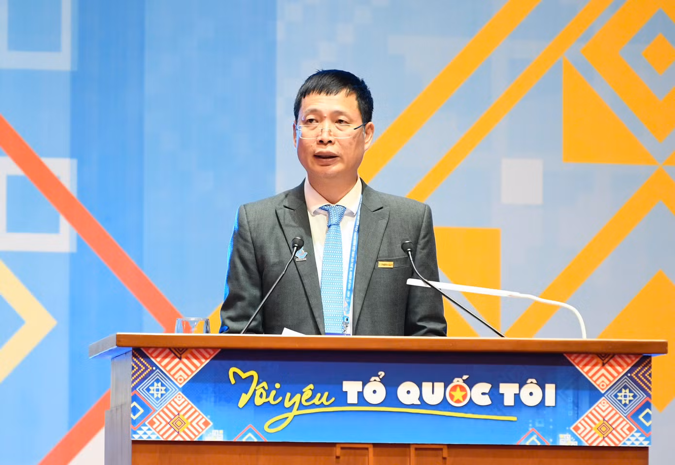 Các Phó Chủ tịch Hội LHTN Việt Nam khoá VIII, trình bày báo cáo tại Đại hội.