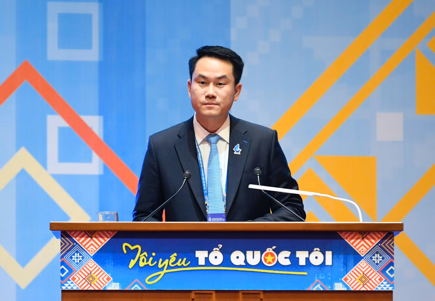 Các Phó Chủ tịch Hội LHTN Việt Nam khoá VIII, trình bày báo cáo tại Đại hội.