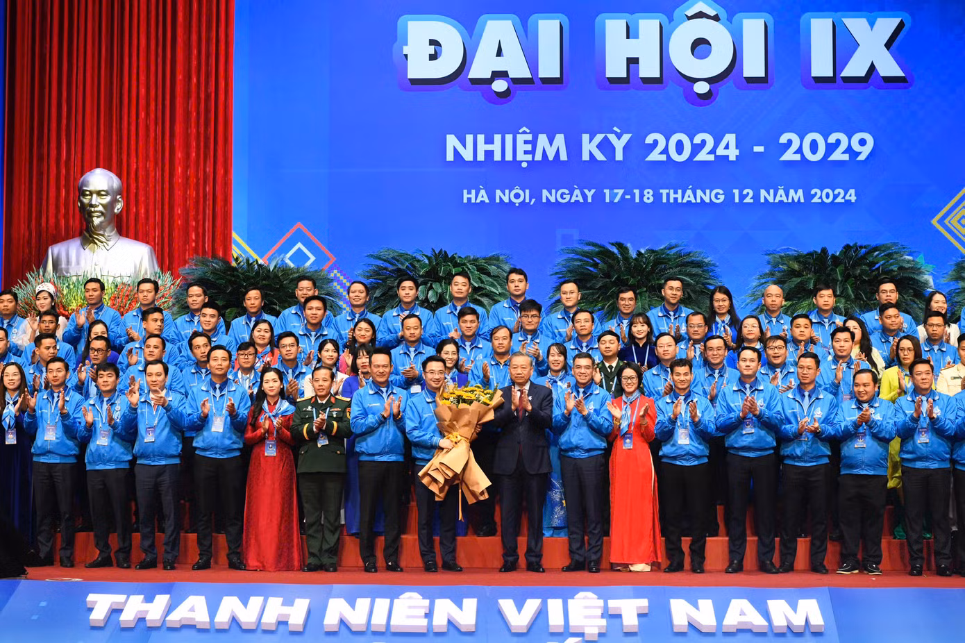 Tổng Bí thư Tô Lâm tặng hoa chúc mừng Ủy ban Hội LHTN Việt Nam khoá IX.