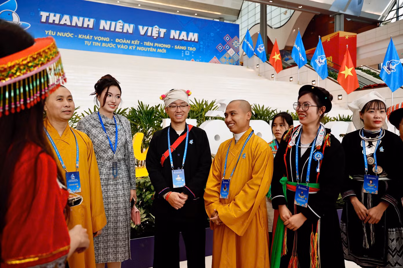 Sắc màu thanh niên tại phiên trọng thể.