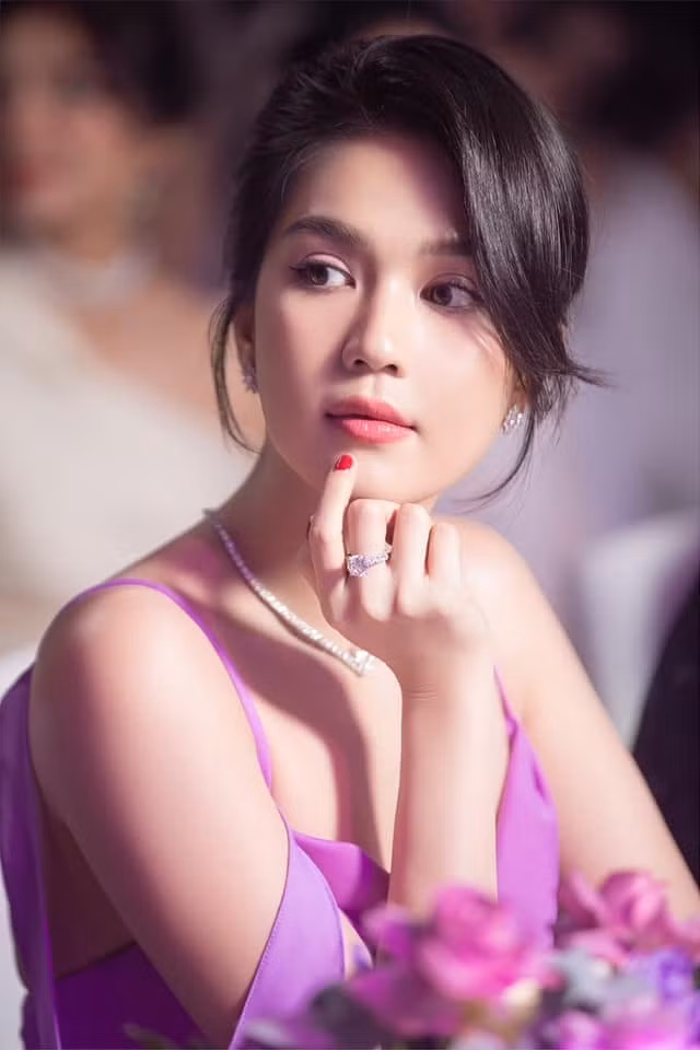 Ngọc Trinh và Amee cũng là nạn nhân của camera giấu kín.