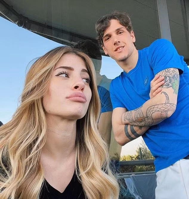 Mattia Zaccagni (áo đen) kết hôn với người đẹp từng hẹn hò Nicolo Zaniolo (áo xanh). Ảnh: IG.