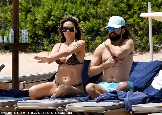Ngày 18/6, Heidi Klum được nhìn thấy cùng gia đình tận hưởng một ngày đẹp trời trên bãi biển ở Sardinia, Italy.