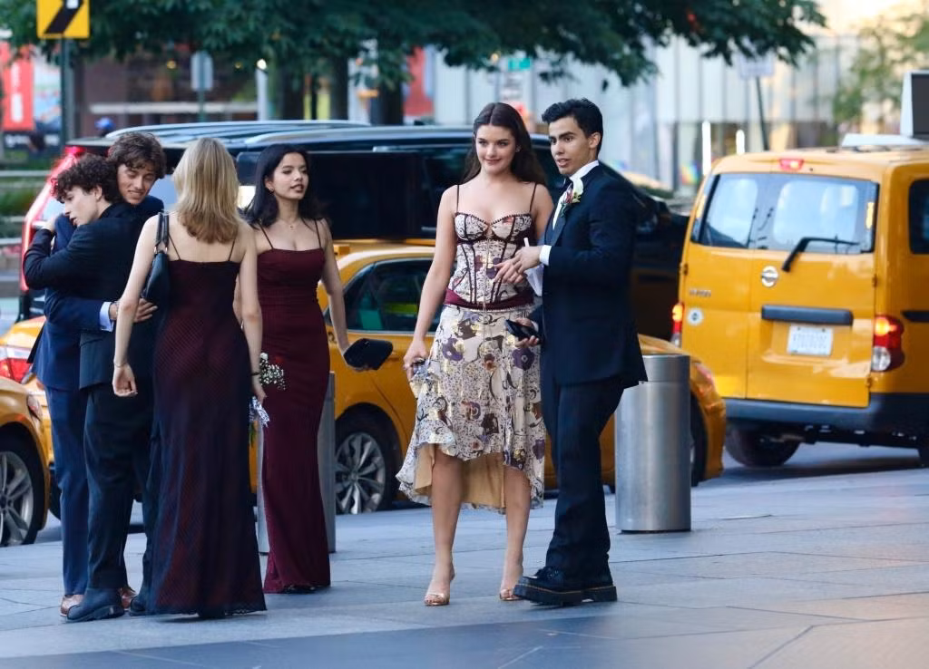 Page Six đưa tin Suri Cruise được phát hiện tụ tập cùng nhóm bạn trên đường phố New York (Mỹ) vào đầu giờ tối 18/6. Cả nhóm mặc trang phục sang trọng để tham dự prom (vũ hội cuối cấp ở trường trung học), được tổ chức ở quán rượu Ascent Lounge.