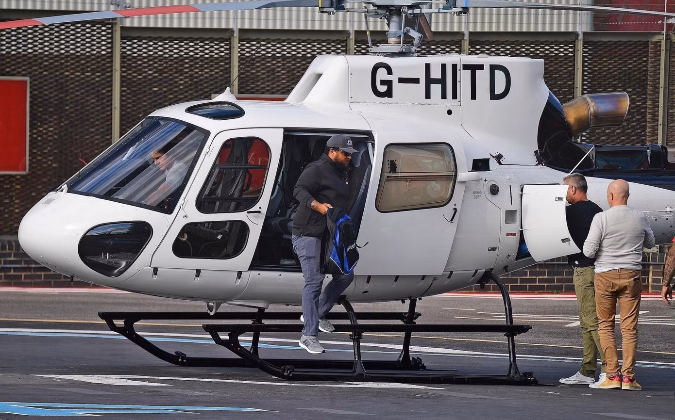 Trong khi Suri đang đắm chìm trong tình yêu, ở bên kia đại dương, Tom Cruise được phát hiện lái trực thăng chở con trai nuôi Connor Cruise đáp xuống trung tâm London (Anh) vào ngày 28/6 (giờ địa phương). Ảnh: BackGrid.