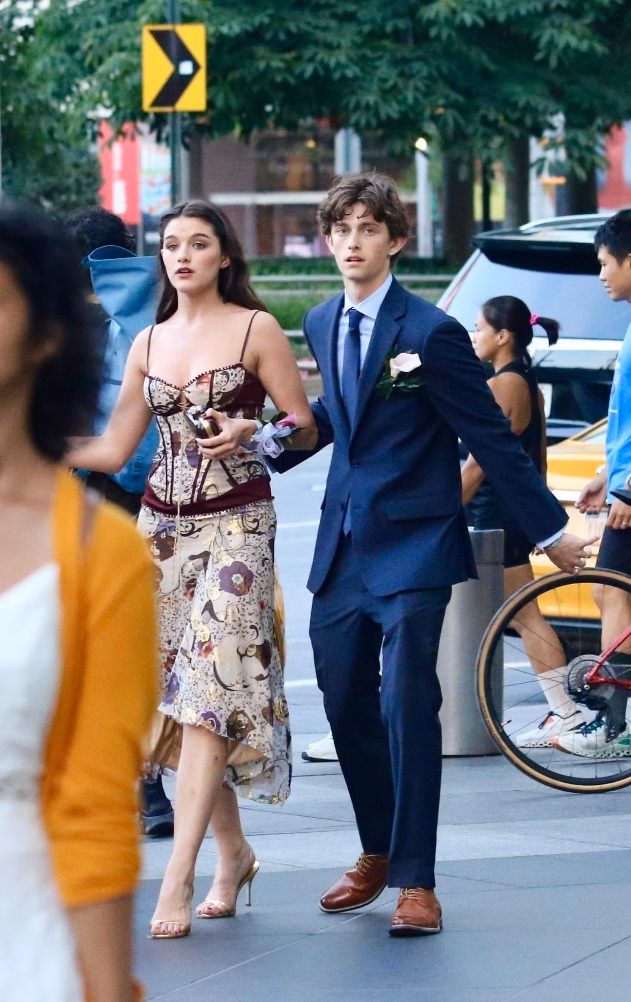 Trước đó một ngày, Suri và Toby tay trong tay dự prom của trường trung học LaGuardia (New York) tại quán rượu Ascent Lounge.