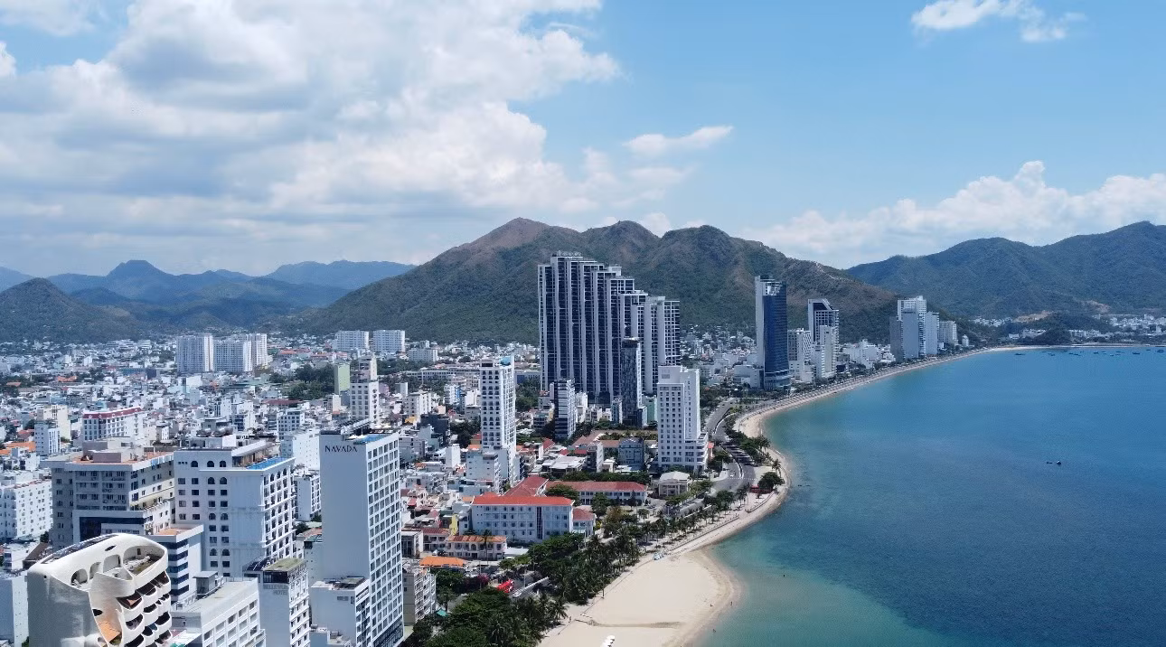 Chủ nhiều công trình nhà ở riêng lẻ ở TP Nha Trang đã xây dựng vượt tầng. Ảnh: L.H.