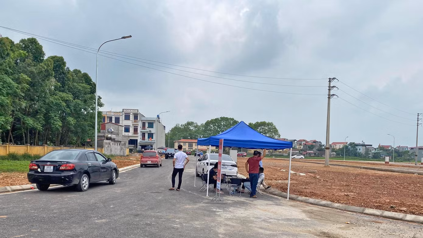 Bộ Xây dựng và các đơn vị BĐS nhận định, giá BĐS không ngừng tăng trong Quý I/2022, và việc tăng giá này chưa có dấu hiệu hạ nhiệt. Tuy nhiên, nhà đầu tư cần hết sức cân nhắc khi xuống tiền.
