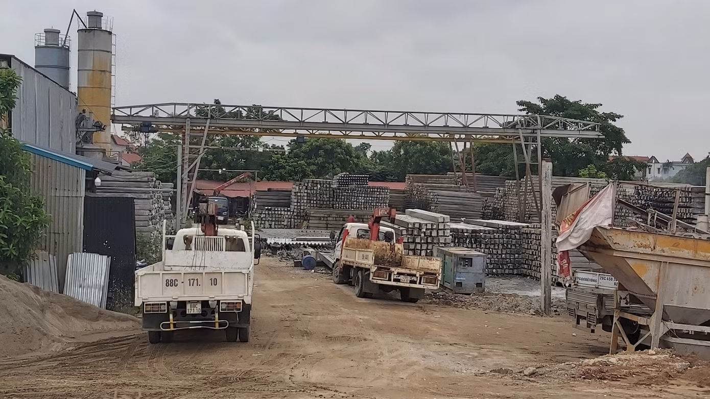 Nhan nhản trạm bê tông, bãi cát trái phép ở đoạn đê sông Hồng bị cày nát ảnh 11