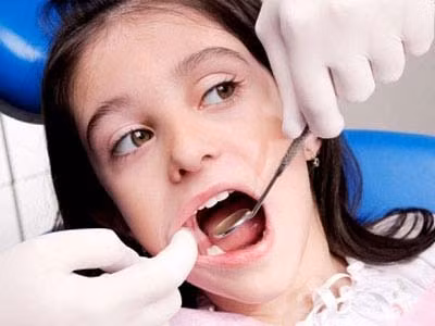 Cần đưa trẻ đi khám ngay khi có những dấu hiệu bất thường ở hàm răng