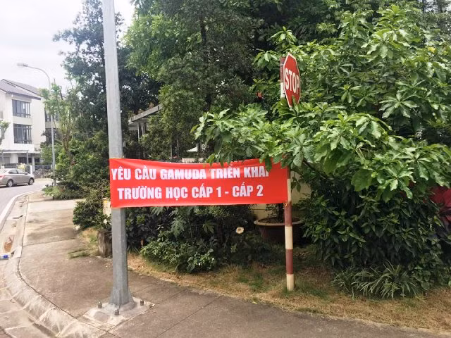 Cư dân căng băng rôn phản đối Gamuda Gardens lật kèo ảnh 4