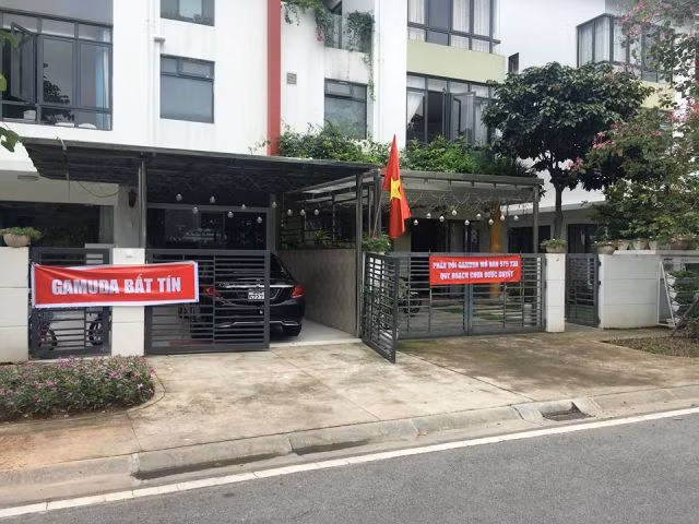Cư dân căng băng rôn phản đối Gamuda Gardens lật kèo ảnh 6