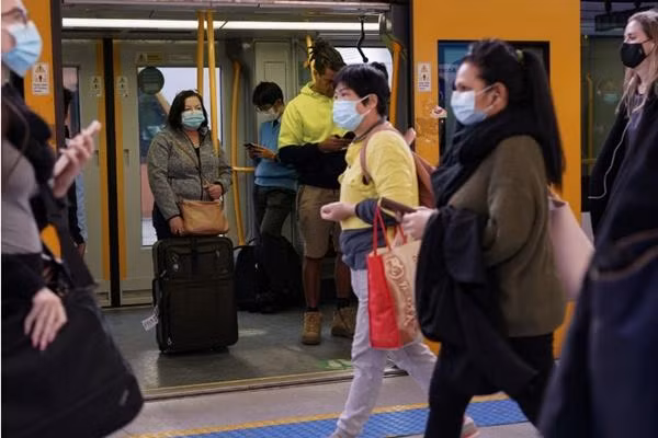 Mới chỉ có 5 - 7% số người lớn ở Úc đã tiêm đủ 2 mũi vắc-xin. Ảnh: Loren Elliott/ Reuters.