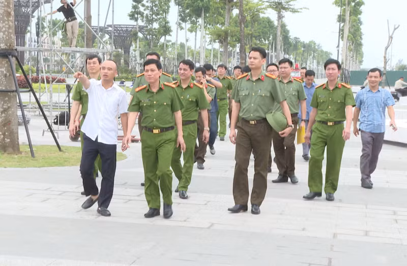 Lực lượng chức năng kiểm tra công tác an ninh tại khu vực tổ chức lễ hội du lịch biển Sầm Sơn năm 2024.