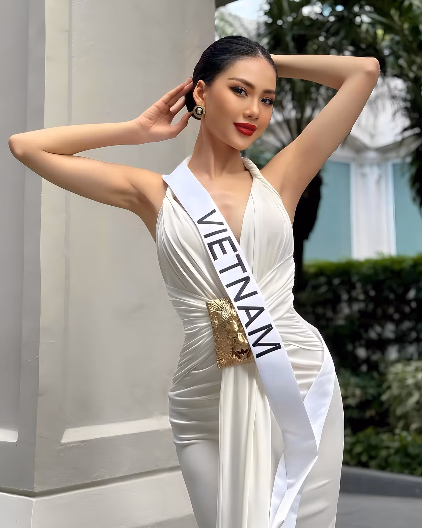 Chia sẻ với Tiền Phong, Bùi Quỳnh Hoa cho biết dự án cô mang tới Miss Universe năm nay là bảo vệ sức khỏe phụ nữ vùng sâu vùng xa. "Tôi đã thực hiện dự án này được hai năm. Ngoài việc tặng bảo hiểm y tế cho phụ nữ ở vùng sâu vùng xa, tôi còn mang cho họ những dụng cụ, tài liệu để tránh khỏi bệnh phụ khoa. Tôi thật sự tâm huyết với dự án này và mong nó được lan rộng hơn nữa".