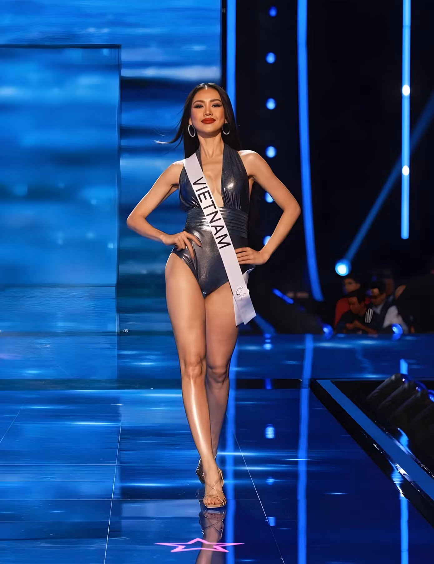 Bùi Quỳnh Hoa chọn kiểu tóc thẳng, rẽ ngôi giữa khi trình diễn bikini ở vòng bán kết cuộc thi. Tuy nhiên, cô nhận những ý kiến trái chiều khi hất tóc lúc catwalk. Một số fan sắc đẹp tinh ý phát hiện Bùi Quỳnh Hoa bắt chước phong cách trình diễn của Catriona Gray - Hoa hậu Hoàn vũ 2018.