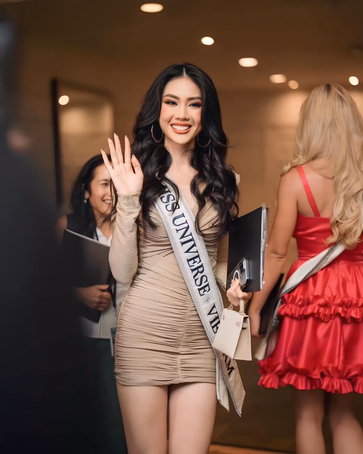 Ở phần phỏng vấn bằng tiếng Anh ở vòng ngoài của cuộc thi, cô cũng không trả lời lưu loát. Bùi Quỳnh Hoa sinh năm 1998, quê Hà Nội, cao 1,75 m, số đo 3 vòng 83-60-94 cm. Cô từng giành ngôi vị Hoa hậu Áo dài Việt Nam Thế giới 2017, đoạt giải vàng Siêu mẫu Việt Nam 2018, vào top 10 Hoa hậu Hoàn vũ Việt Nam 2022. Năm 2022, cô đăng quang Siêu mẫu Quốc tế tại Thái Lan.
