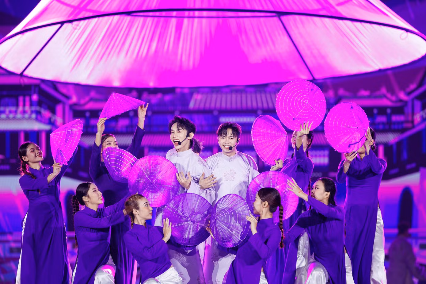 Khán giả nhận định Mưa trên phố Huế là tiết mục đặc sắc bậc nhất ở concert 5, nơi có sự giao thoa giữa truyền thống và hiện đại, từ âm nhạc đến concept.