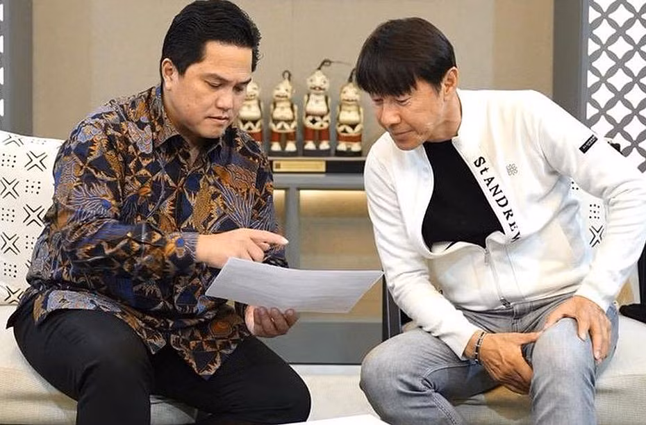 Chủ tịch Thohir và HLV Shin.