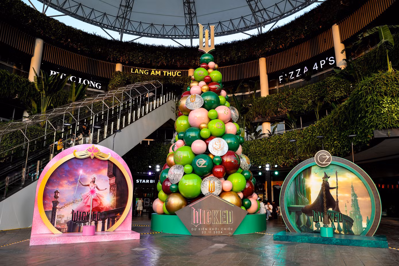 Ngoài những địa điểm vừa nêu thì các trung tâm thương mại như Royal City, Aeon Mall Long Biên, Times City, Vincom Mega Mall ở Royal City… cũng là nơi chụp ảnh Noel siêu đẹp cho du khách.