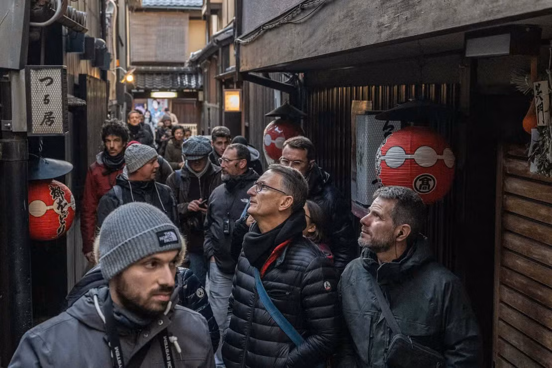 Một số khu vực ở phố Geisha nổi tiếng và hút khách du lịch ở Gion, Kyoto (Nhật Bản) trong năm 2025 sẽ không thể tham quan, bởi chính quyền Gion vừa thông báo sẽ chặn một số đoạn đường và ngõ hẻm để hạn chế vấn nạn chụp ảnh quấy rối geisha. Tuy nhiên, các đại lộ chính ở khu phố Geisha vẫn sẽ mở cửa đón khách.