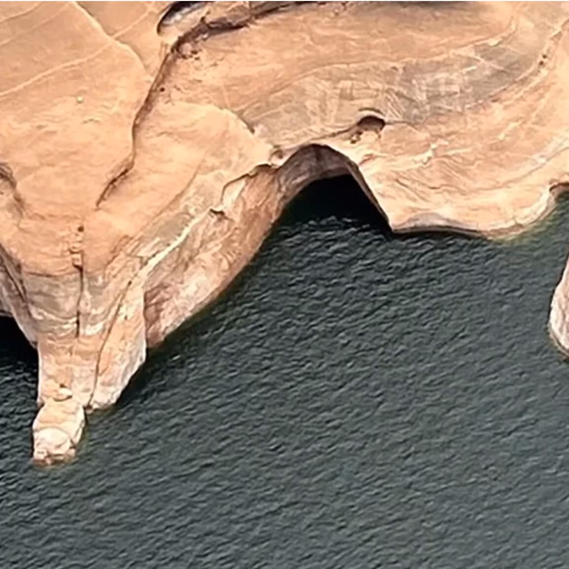 Vòm đôi “Double Arch”, nơi được mệnh danh là một trong những địa điểm ngoạn mục nhất thế giới, thuộc khuôn viên vườn quốc gia Grand Canyon (được UNESCO công nhận là kỳ quan thiên nhiên thế giới năm 1979, ở bang Arizona, Mỹ) đã bị “xóa sổ” trong năm nay. Theo CNN, khối đá hình thành từ sa thạch Navajo có niên đại khoảng 190 triệu năm này đã sụp đổ do xói mòn và mực nước thay đổi. Ảnh: National Park Service.