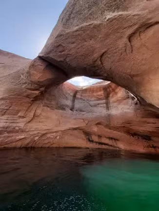 Vòm đôi “Double Arch”, nơi được mệnh danh là một trong những địa điểm ngoạn mục nhất thế giới, thuộc khuôn viên vườn quốc gia Grand Canyon (được UNESCO công nhận là kỳ quan thiên nhiên thế giới năm 1979, ở bang Arizona, Mỹ) đã bị “xóa sổ” trong năm nay. Theo CNN, khối đá hình thành từ sa thạch Navajo có niên đại khoảng 190 triệu năm này đã sụp đổ do xói mòn và mực nước thay đổi. Ảnh: National Park Service.