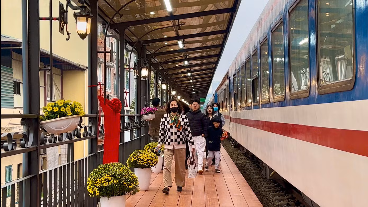 Nhờ sự đầu tư về kiến trúc nên ngay sau khi được đưa vào sử dụng, ke ga Long Biên nhanh chóng thu hút rất đông người dân và du khách đến check-in. Theo Tổng Công ty ĐSVN, mặc dù thi công trong điều kiện còn hạn chế như mặt bằng thi công chật hẹp, vừa phải tổ chức thi công, vừa phải đảm bảo an toàn chạy tàu và đón tiễn khách đi tàu, nhưng ke ga Long Biên vẫn về đích đúng tiến độ, để kịp đưa vào phục vụ hành khách trong dịp cao điểm Tết Dương lịch và Tết Nguyên đán.