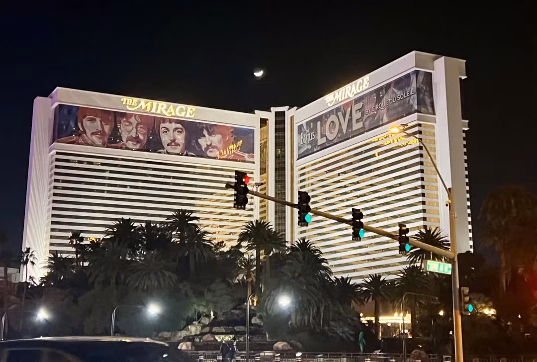 Hai khách sạn sòng bạc mang tính biểu tượng của Las Vegas (Mỹ) là Tropicana và Mirage sẽ không còn là điểm đến của khách du lịch thế giới. Bởi lẽ, Mirage (mở cửa năm 1989) dự kiến bị phá hủy và thay thế bằng tòa nhà có hình dạng giống như một cây đàn guitar khổng lồ. Còn Tropicana đã bị phá bỏ vào tháng 10 để nhường chỗ cho một sân vận động bóng chày. Ảnh: Reddit.