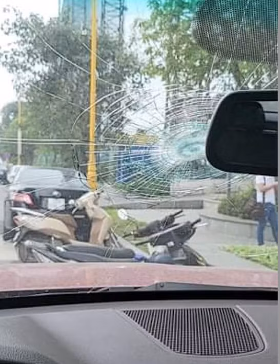 Kính chắn gió của chiếc ô tô vỡ toang.