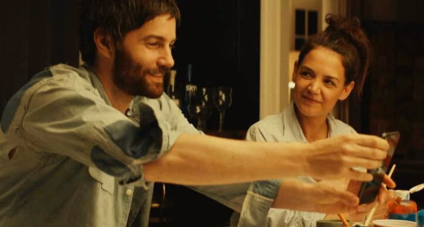 Katie Holmes trở lại màn ảnh với “Alone Together”.