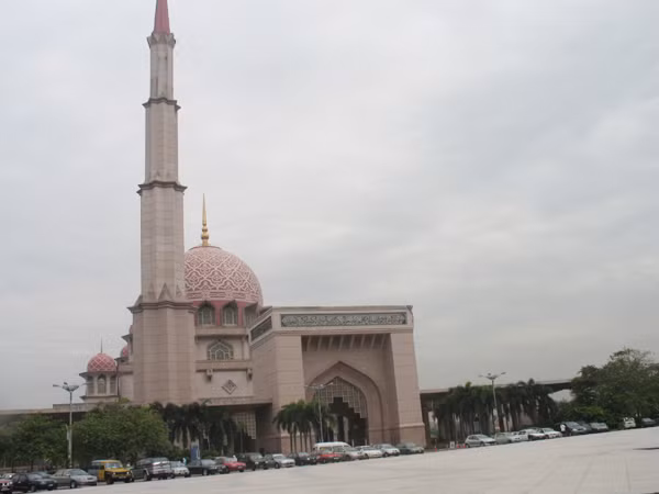 Thăm đền thờ Putra nằm giữa thành phố Putrajaia (Malaysia), du khách ngỡ như lạc vào cõi thần tiên trong “Ngàn lẻ một đêm” Ảnh: Phong Cầm