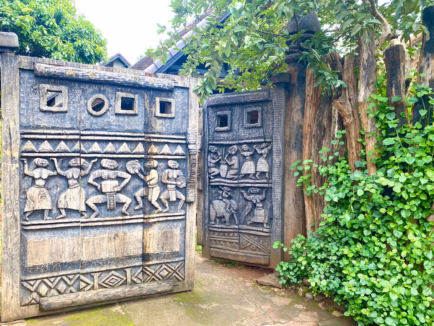 Cổng vào của một gia đình có họa tiết khắc những hoạt động, điệu múa thường ngày của người Ê đê Cổng vào của một gia đình có họa tiết khắc những hoạt động, điệu múa thường ngày của người Ê đê